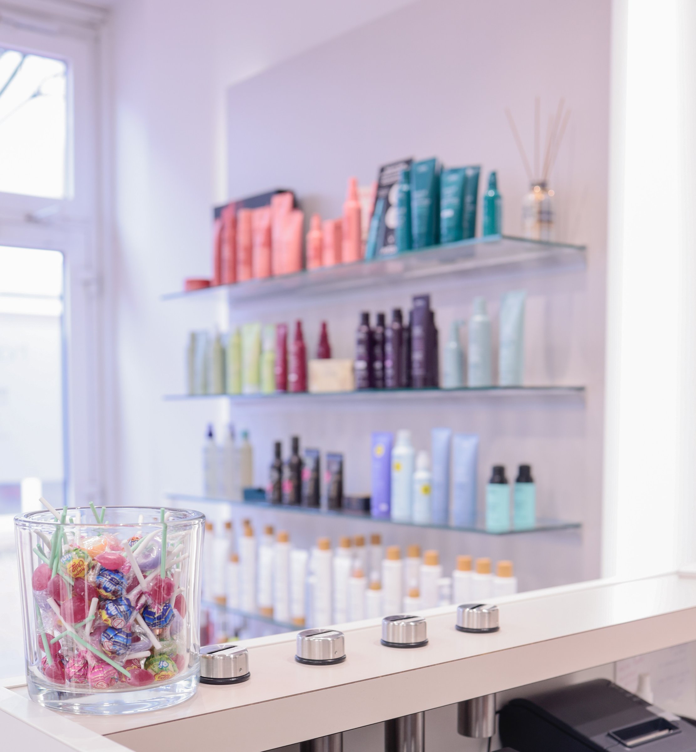 Produktregal in der Hairlounge by Mill